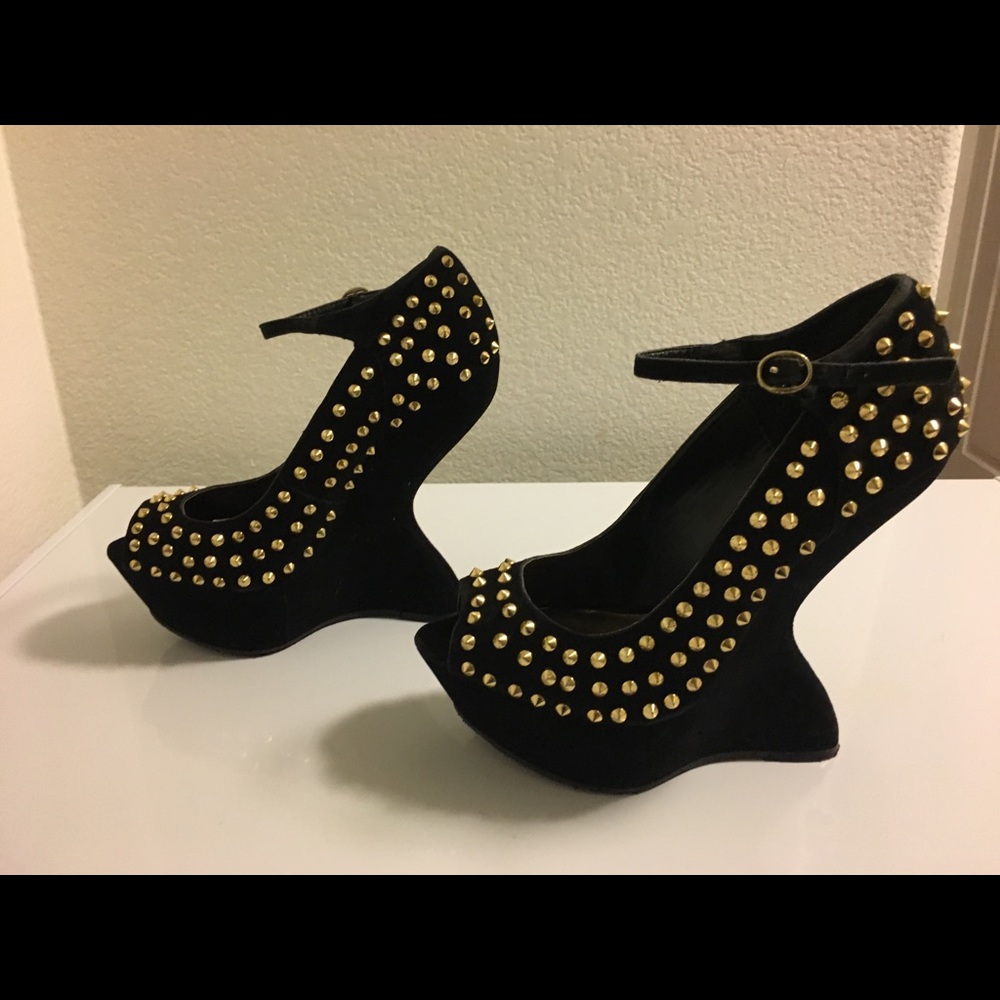 Steve Madden shoes black/ gold studes